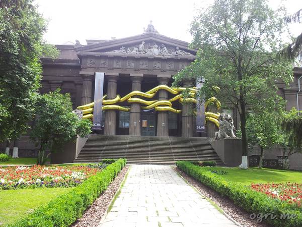 Музей искусств, опутанный змеями